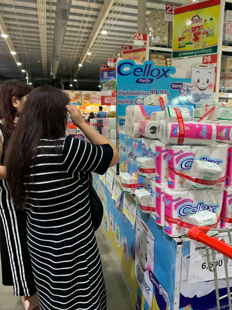 Da Houg Heng's team promotes Cellox and BJC at Makro Cambodia